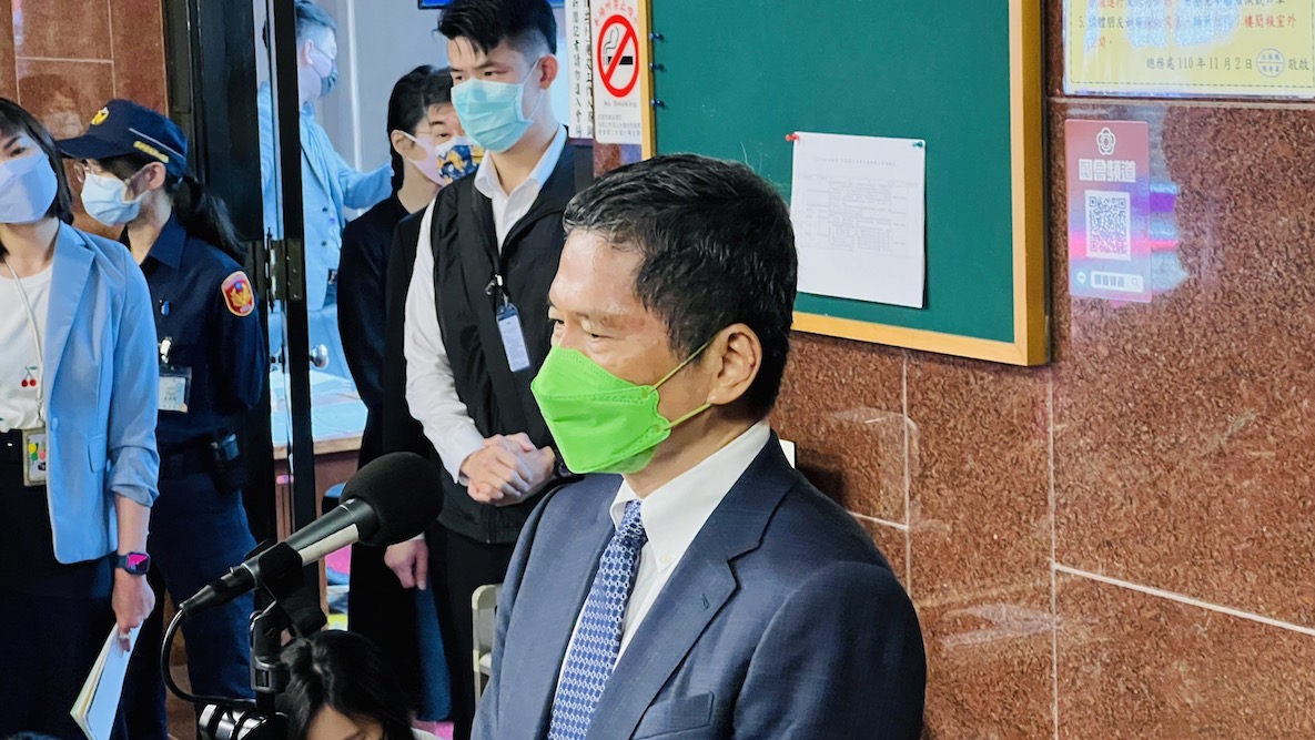 華視三度誤植字幕錯誤 李永得:最快時間改組董事會 68 文化部長李永得25日赴立法院教育文化委員會進行華視誤植新聞跑馬燈字幕檢討報告,並備質詢,會前受訪表示非常不應該,承諾會在最快時間改組董事會。