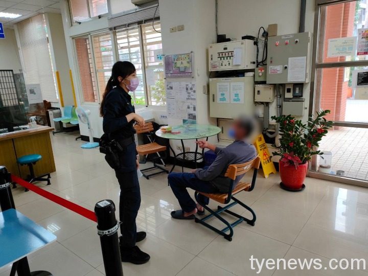 失智翁外出中暑 龜山警助其返家 5 S 212443153