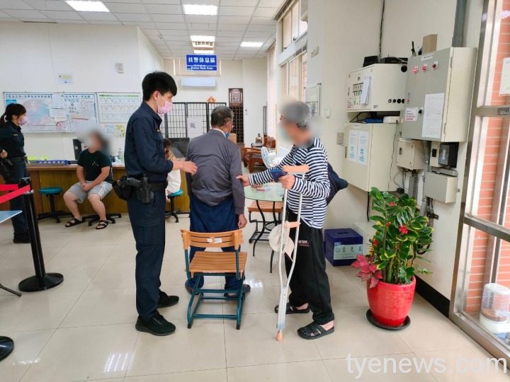 失智翁外出中暑 龜山警助其返家 6 S 212443154