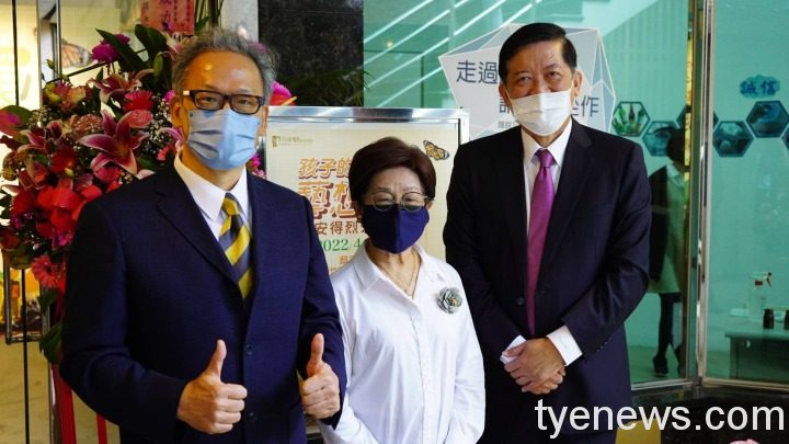 安得烈慈善協會張德明理事長、楊洪秋霞董事長以及創辦人魏悌香牧師合影由左至右。 安得烈慈善協會張德明理事長、楊洪秋霞董事長以及創辦人魏悌香牧師合影由左至右。