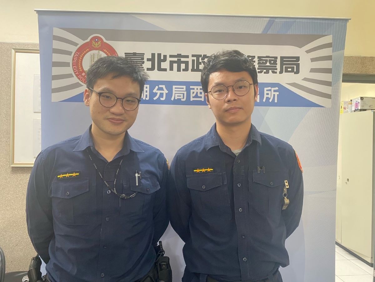 圖片說明：西湖派出所警員甘哲安(左)、楊博淵(右) 化身打火英雄，連消防人員都稱讚！(記者宋紹誠翻攝）