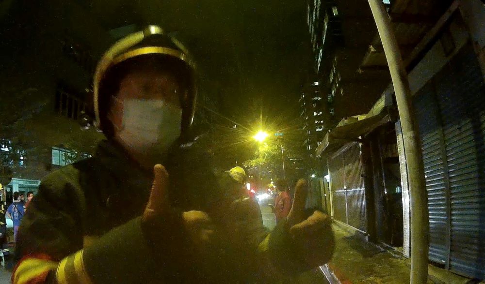 圖片說明：消防人員讚許警方第一時間協助救火，消防弟兄都比讚！(記者宋紹誠翻攝）