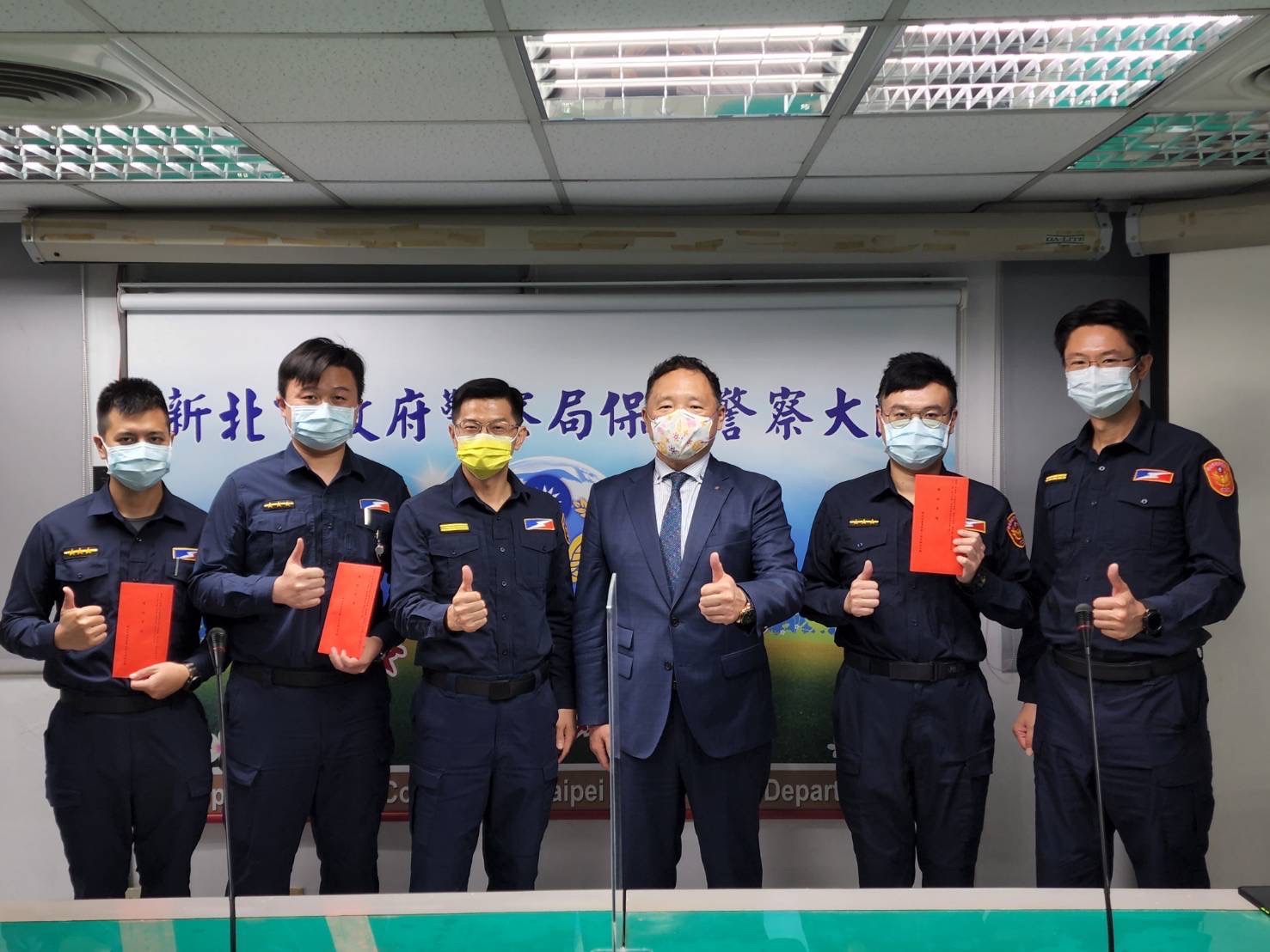 圖片說明:新北巿義警大隊長陳汪全親至保安大隊頒發獎勵金。(記者馬治薇翻攝)