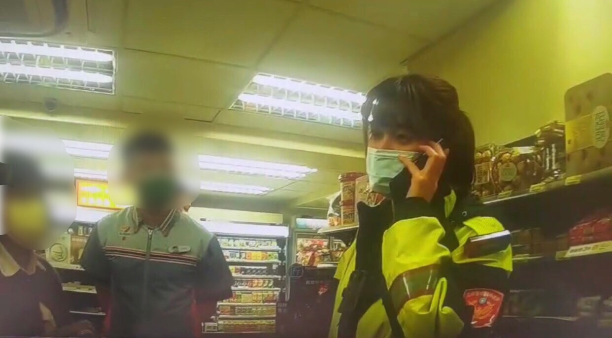 圖片說明:秀山所員警高蓉涓、劉耀仁即時阻止民眾操作ATM匯款。(記者徐昱勝翻攝)