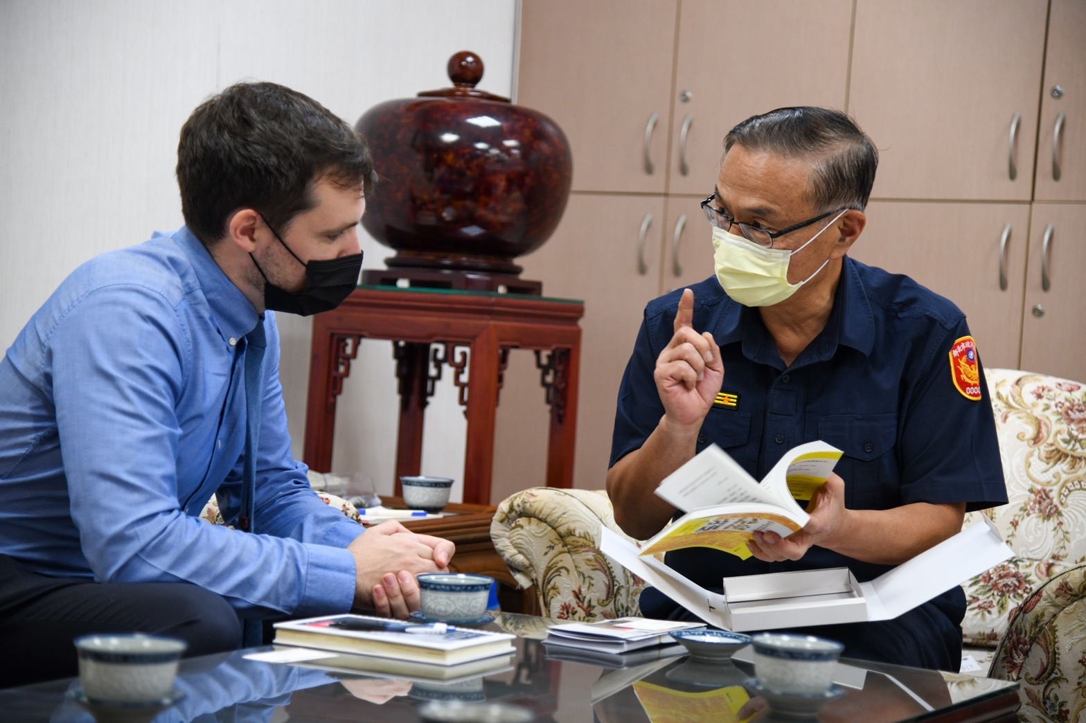 圖片說明:英國在台辦事處英僑服務處處長何永海(左)拜會局長黃宗仁(右)。(記者戴昱弘翻攝)