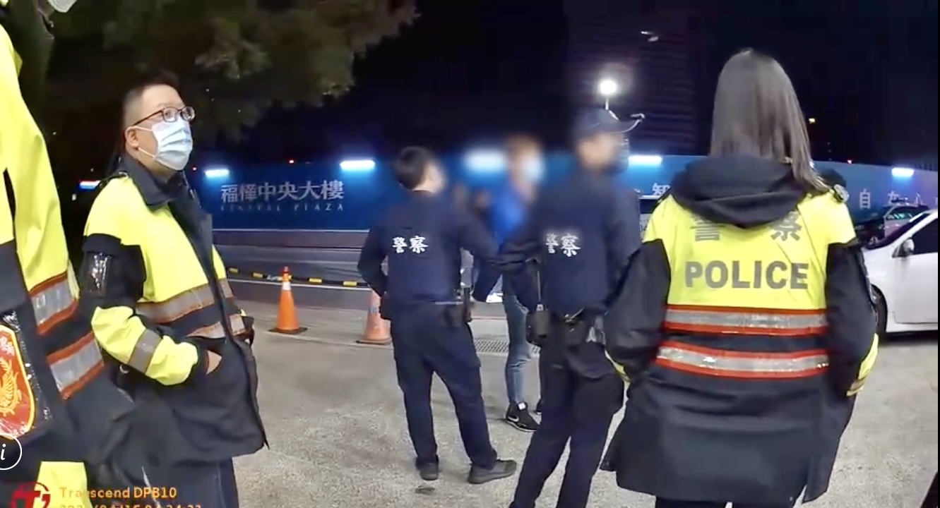 圖片說明:林口分局員警採預防性監控,尾隨民眾車後即時阻止二次衝突發生。(記者趙靜姸翻攝)