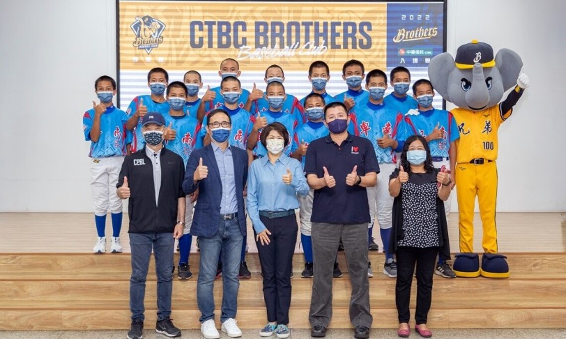 睽違14年中職重返臺東   饒縣長今在中職與球團見證下公布縣民索票網址 每人限索兩張