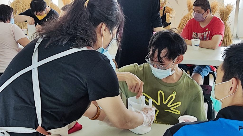 將蚵殼灰加水充分攪拌均勻(圖/工藝中心提供)