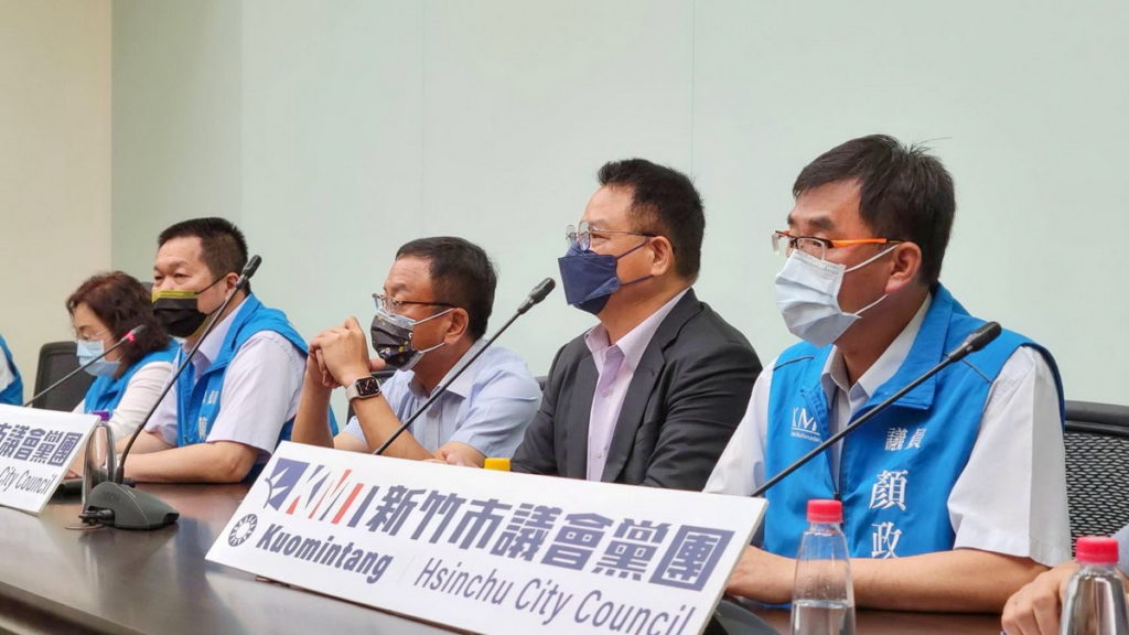 圖為今天新竹議會黨團記者會現場,(右二)為新竹市長參選人林耕仁。(圖:議會提供)