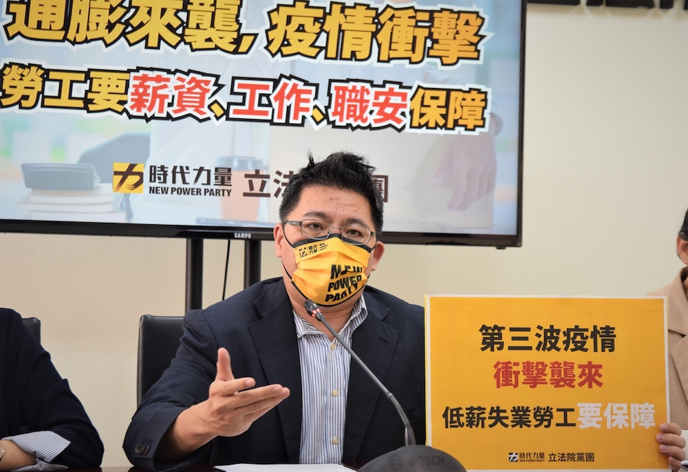 五一勞動節前夕 時代力量籲政府正視通膨問題 落實勞工職安保障 60 時代力量立委邱顯智出席「通膨來襲,疫情衝擊,勞工要薪資、工作、職安保障」記者會。