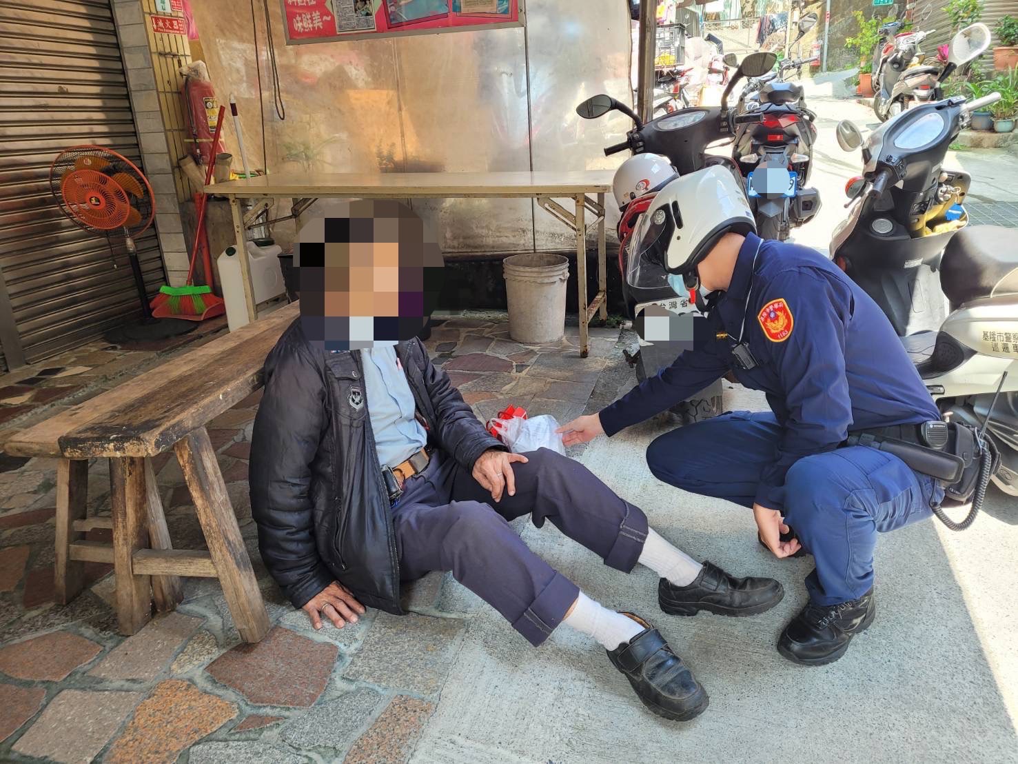 圖片說明:南榮路派出所警員李建佑據報到場後立即通知119救護人員到場協助檢查老翁身體狀況。(記者宋紹誠翻攝)
