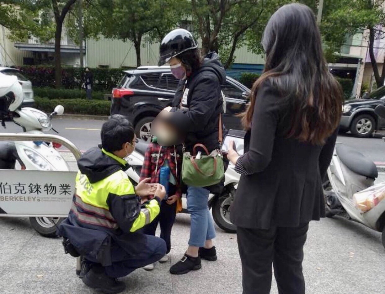 圖片說明:中原所員警黃忠信、李俊宏與中原里里長速找到走失男童助返家。(記者葉鈞宇翻攝)