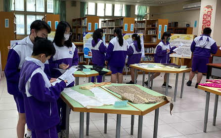 林口國中與世界宗教博物館合作展示異國宗教相關服飾,學生小組討論進行學習