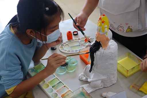 野柳國小學生製作雕像並進行彩繪