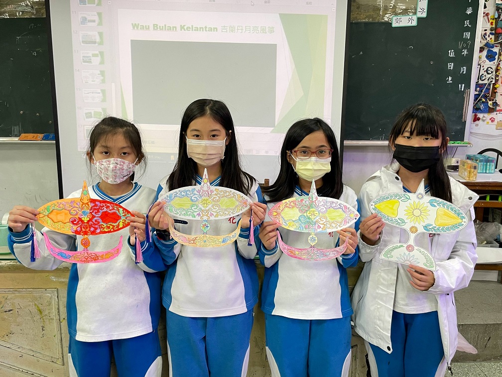 興化國小學生展示自製馬來西亞風箏吉蘭丹風箏吊飾作品