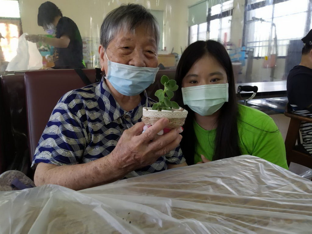 飛翔的心志工隊與長輩一起進行「手作盆栽」的活動