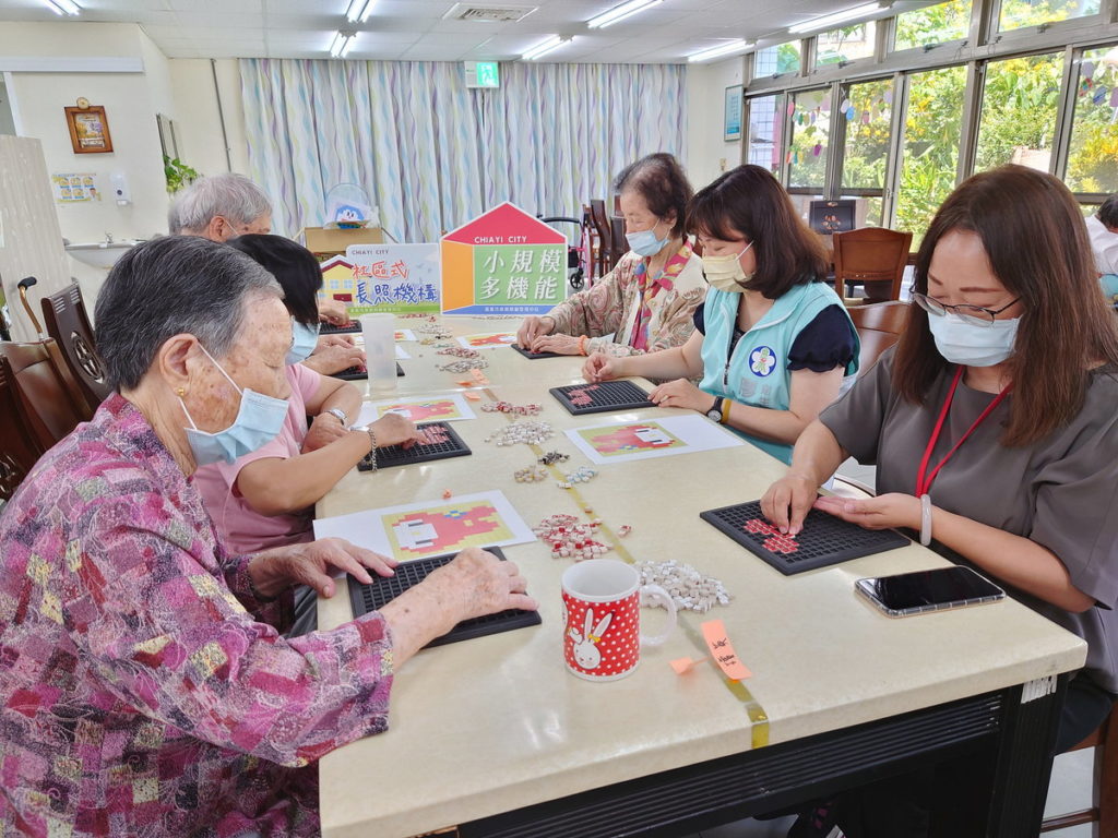 長照中心廖育瑋主任與長輩一起學習課程