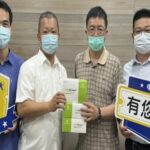 ▲「真愛美學診所」林傳凱醫師捐贈快篩試劑60組予中警保安大隊,讓基層員警可以安心執勤 (圖/台中市警察局 提供)