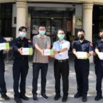 ▲台中市警友會第一辦事處主任林傳凱捐贈一批快篩試劑予中市警一分局，讓基層員警可以安心執勤 (圖/台中市警察局 提供)