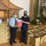 圖說:慈濟基金會蔡照和師兄(左)致贈移民署宜蘭收容所安心祝福禮。