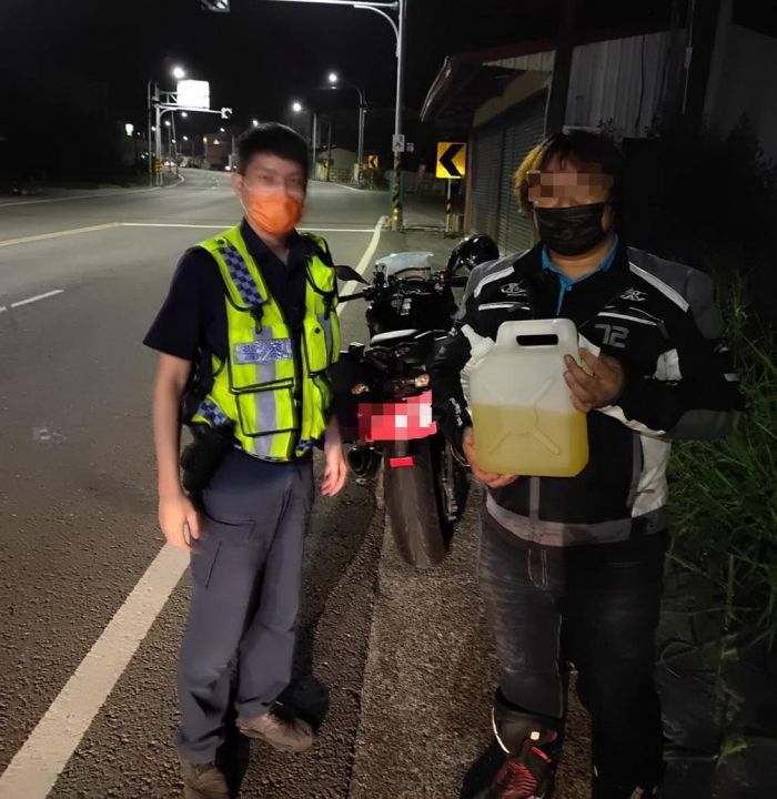 男子夜間重機騎到沒油 暖警即刻救援助返家
