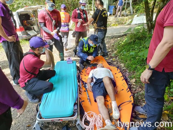 【有片】民眾天熱登山昏倒 大溪警消合力救援 2 130786