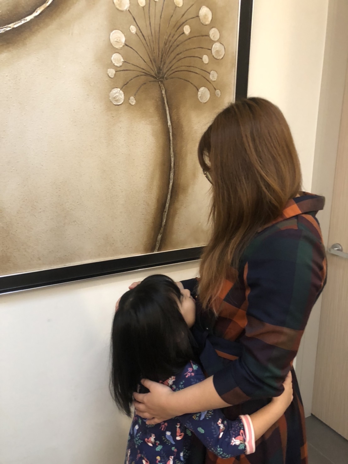 圖片說明:中輟女童突抱著女警表示「阿姨,我想要一個媽媽」。(示意圖非當事人)