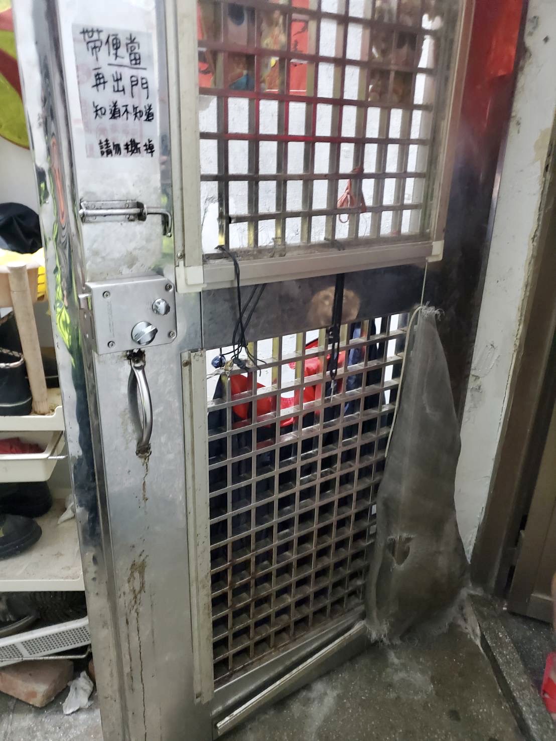 圖片說明:汐止所員警至某民宅查捕通緝犯時,發現鐵門有遭撬開的痕跡。(記者馬治薇翻攝)