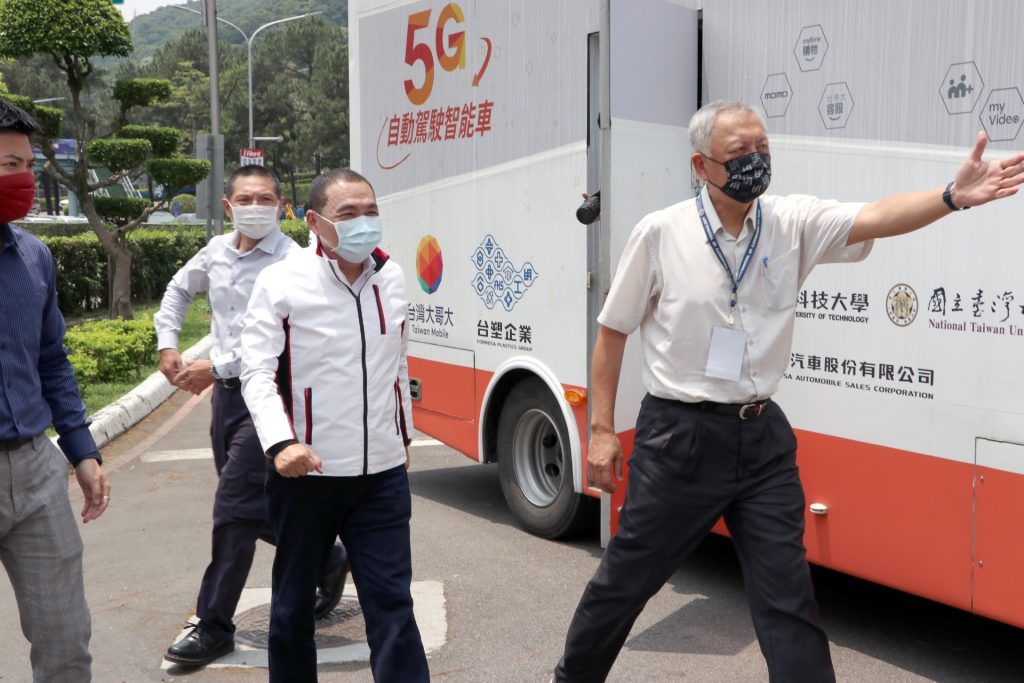 新北侯友宜市長親自蒞臨，與明志科技大學劉祖華校長一同搭乘明志科技大學自行研發之自駕車
