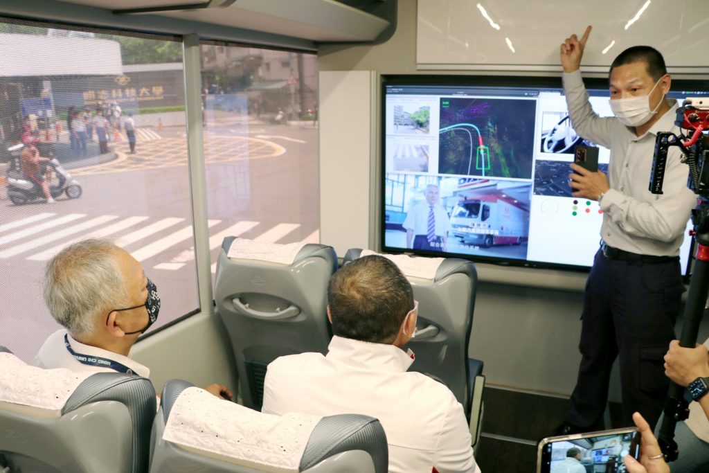 侯友宜市長聽取智慧電動車簡報