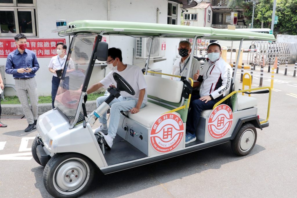 侯友宜市長搭自駕高球車蒞臨會場