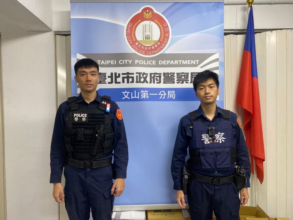 (左)警員徐駿霖、(右)警員鄭宇