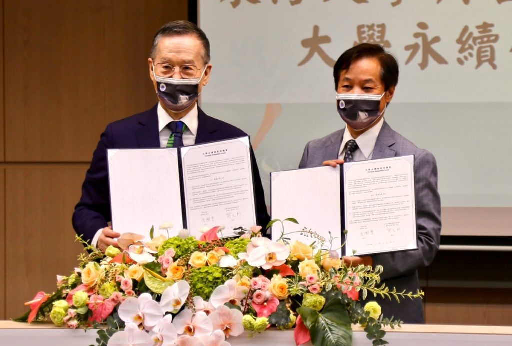 台灣永續能源研究基金會董事長簡又新(左)、東海大學校長張國恩代表簽署「大學永續發展倡議書」後合影(圖/東海大學提供)