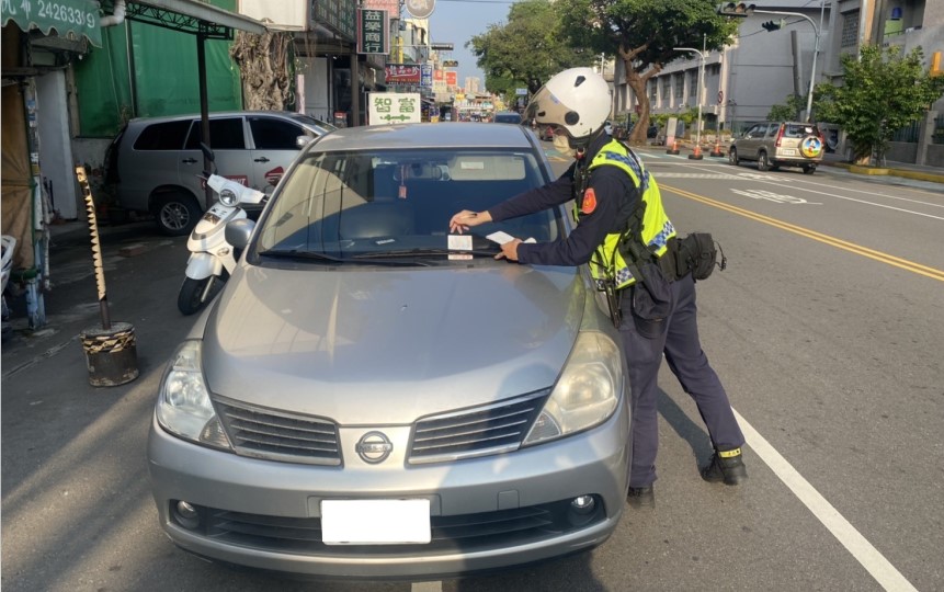 ▲檢舉新制上路，人行道或紅(黃)線…等違規停車不開放民眾舉證檢舉，請以110報案取締   (圖/台中市警察局 提供)