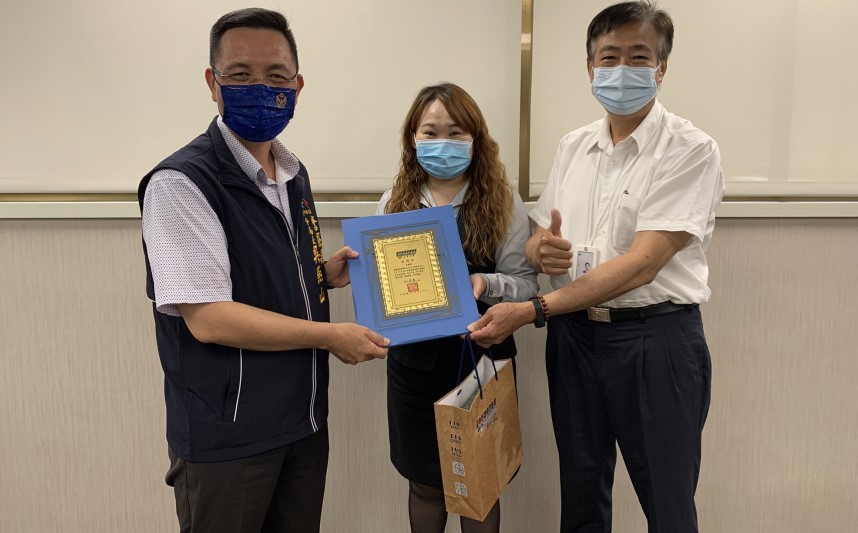 ▲大甲警分局長吳燕山特別到銀行頒發感謝狀及致贈禮品 (圖/台中大甲分局 提供)