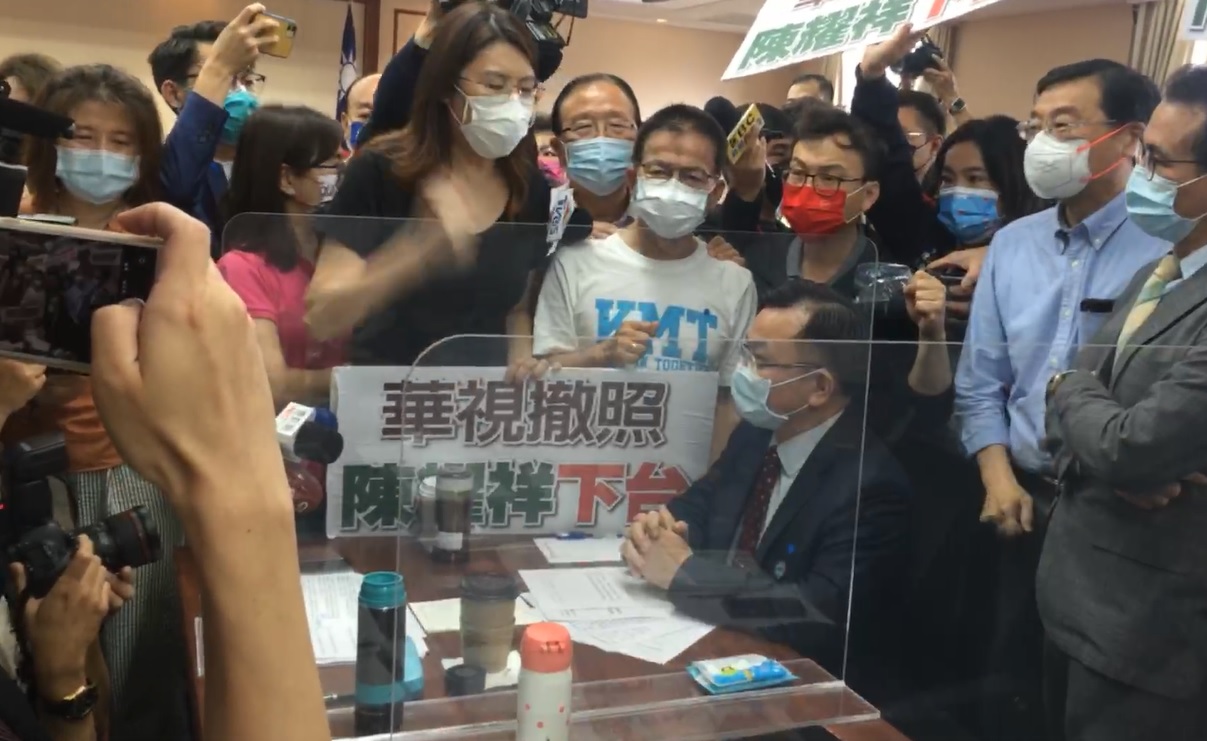 【有影】華視頻出包/NCC裝死拚護航 藍委包圍陳耀祥抗議高喊下台 89 042802