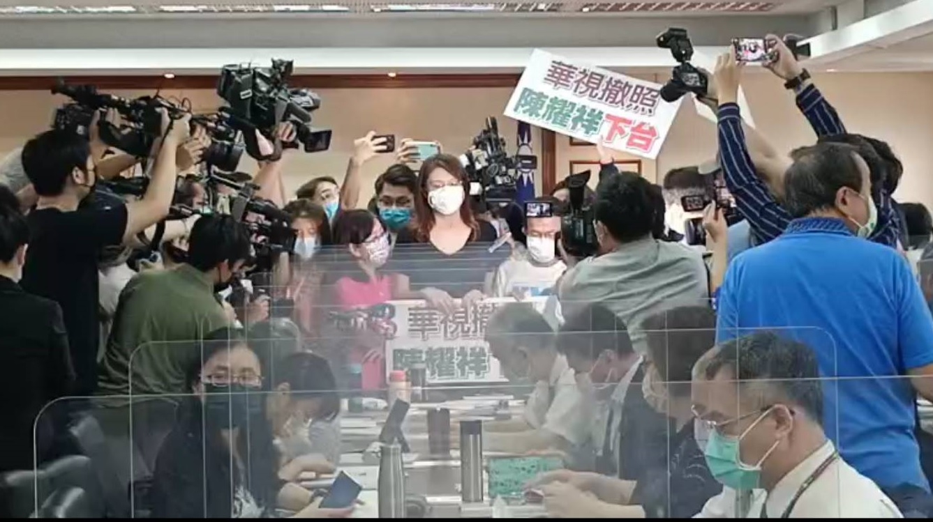 【有影】華視頻出包/NCC裝死拚護航 藍委包圍陳耀祥抗議高喊下台 90 042801 1
