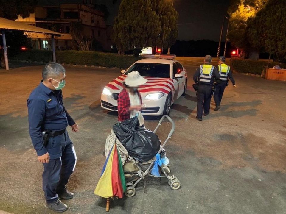 失智婦人推車上國道 草屯與國道警方助其與家人團聚