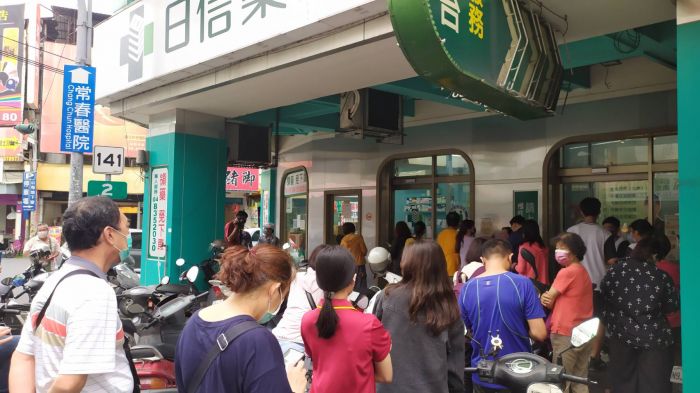 家用快篩實名制首日爆搶購人龍 藥局不同時段開賣分散人潮