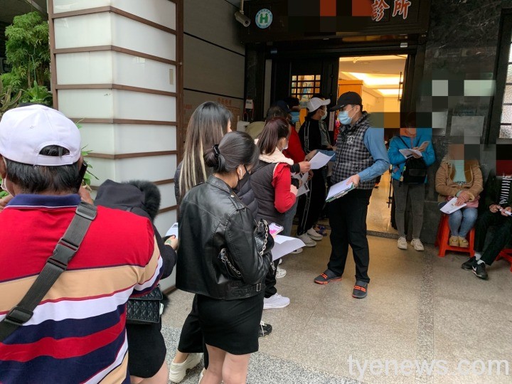 桃園移民署協助外來人口至合作疫苗接種站等候施打疫苗 桃園移民署協助外來人口至合作疫苗接種站等候施打疫苗