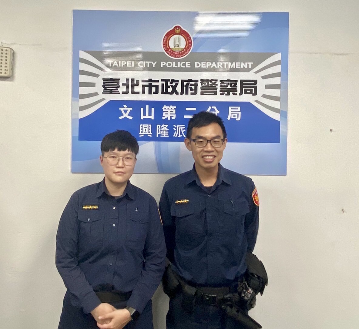 圖片說明:興隆所警員鄭莉樺(左)、鄭為元(右)助迷途老翁返家。(記者趙靜姸翻攝)