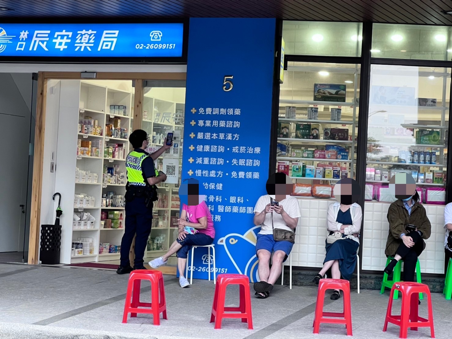 快篩實名制首日民眾踴躍 林口警巡邏警力全力維持秩序