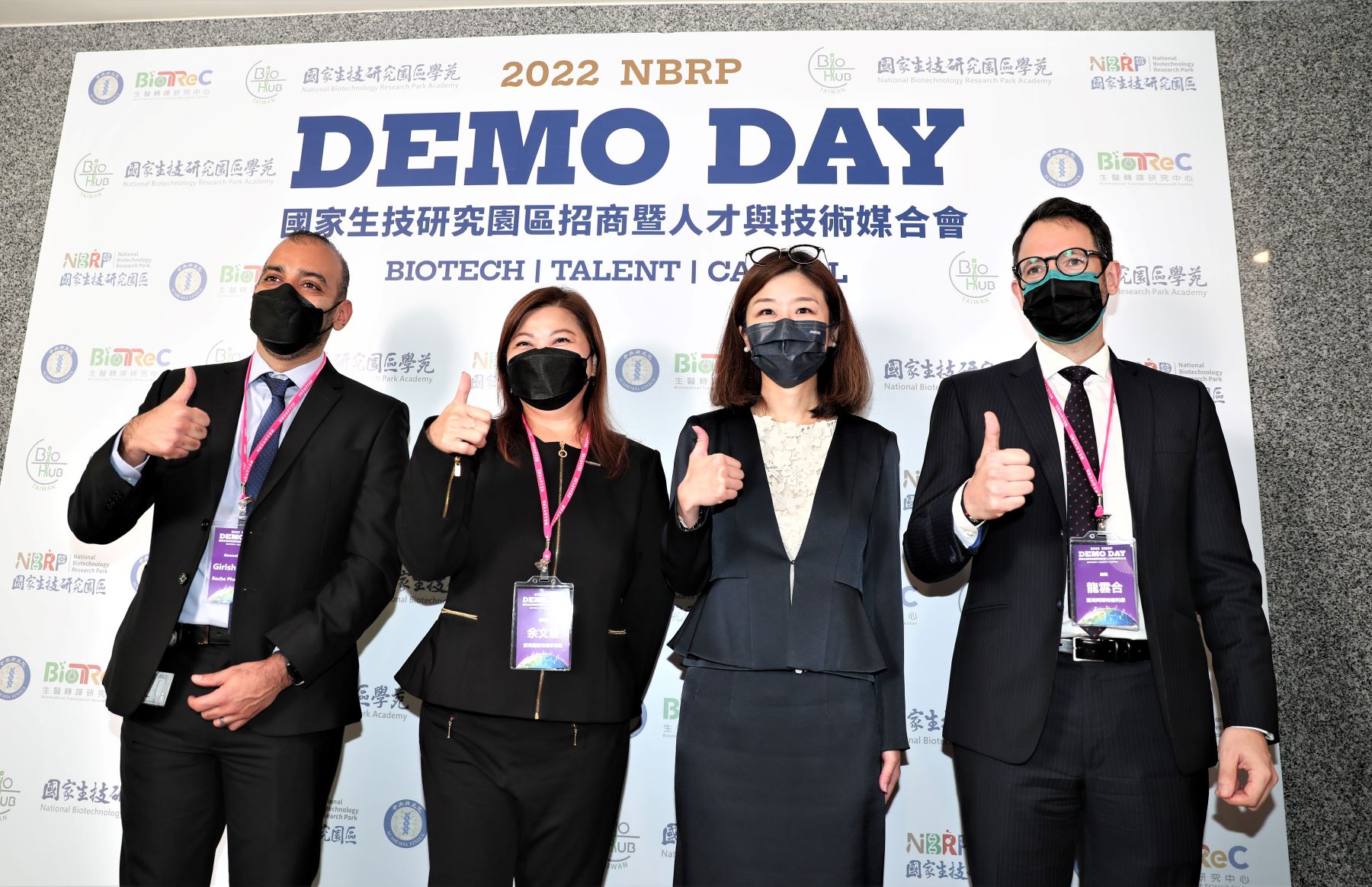 ▲後排左起:羅氏大藥廠總經理Girish Mulye、默克醫療保健事業體台灣暨香港澳門總經理余文慧、台灣安進總經理李宜真、臺灣阿斯特捷利康總裁Claudio Longo。(圖/張嘉誠攝)