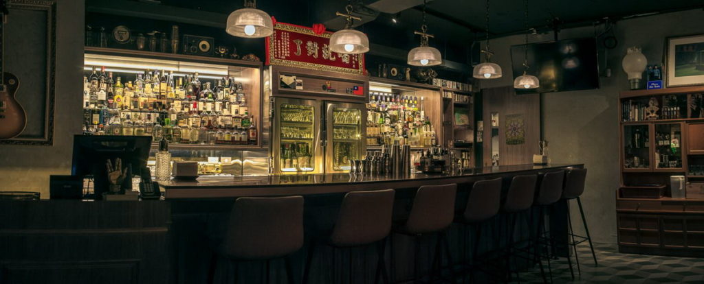 以音樂收藏與懷舊風調酒創意為主打的AHA Saloon