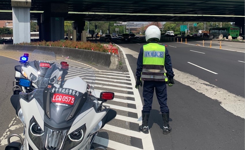 ▲針對易壅塞之國道入口交流道周邊，警方將適時派遣員警指揮疏導，並機動調整路口號誌   (圖/台中市警察局 提供)