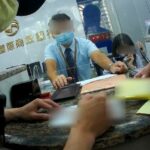 ▲有聽力障礙的洪姓女子欲臨櫃提領現金700萬元,行員當心洪女遭詐騙,急叩警方協助 (圖/台中市警察局 提供)