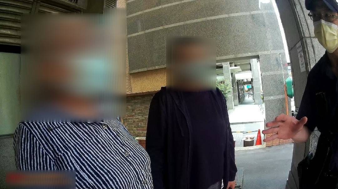 ▲員警到場了解後,確定洪女提領鉅款是為房屋買賣,便順道執行護鈔任務,並向洪女及家屬進行防詐騙宣導 (圖/台中市警察局 提供)