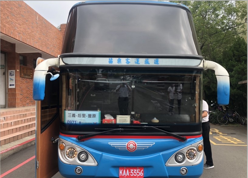 ▲因應五一勞動節臺鐵停駛,苗栗演練以大客車執行類火車疏運動線 (圖/苗栗縣警察局 提供)