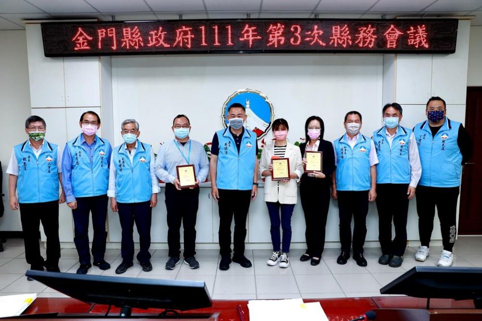 金門縣長楊鎮浯頒獎表揚111年度模範公務人員