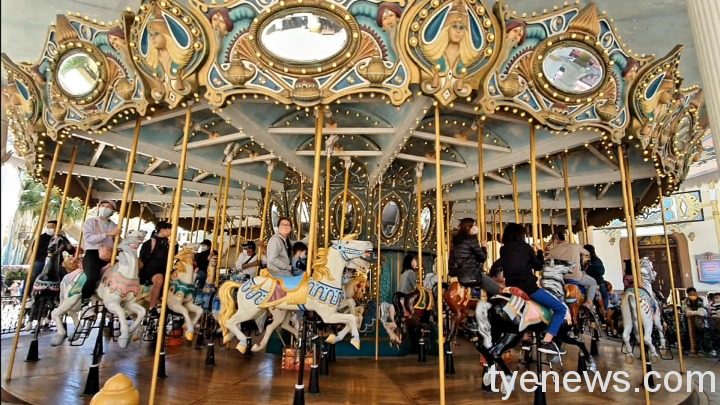 降落拱子溝60號約會 六福村推1314情侶套票 5 園區內最受情侶歡迎的3大遊樂設施,首選溫馨浪漫的「旋轉木馬」。圖 六福村提供